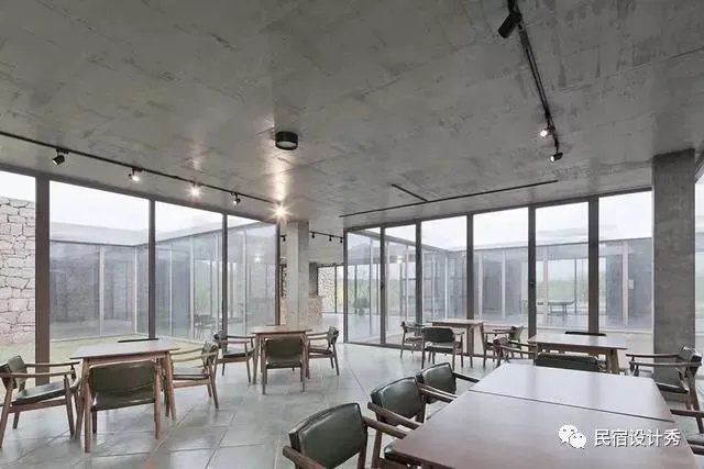 方整简洁,质感粗粝的土红色“盒子”