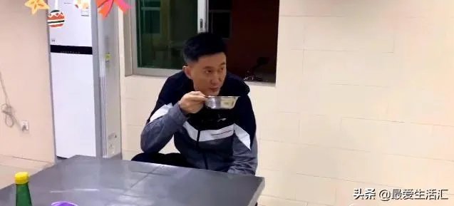 广东男篮随队记者关辛,晒出了球队在圣诞之夜的晚餐,杜锋看着录像喝鸭汤,你怎么看?