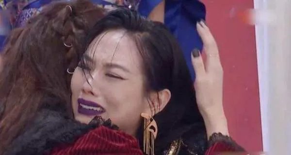 在《乘风破浪的姐姐》中,孟佳为什么会哭着看王霏霏