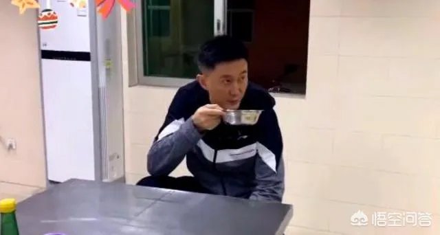 广东男篮随队记者关辛,晒出了球队在圣诞之夜的晚餐,杜锋看着录像喝鸭汤,你怎么看?