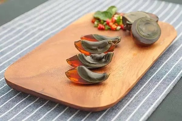 纪录片《舌尖上的中国》和《流行世界的美食》比较有哪些异同?