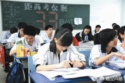 与考生换鞋,南阳一老师赤脚行走的照片火了,你怎么看?