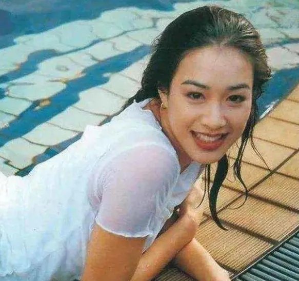 钟丽缇明明可以在演艺圈辉煌一生，却被自己的恋爱脑所耽搁！你怎么看？
