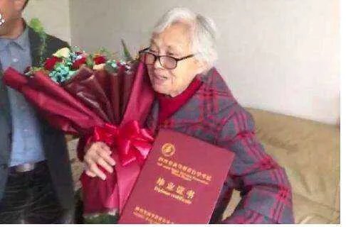75岁奶奶拿到自考大学毕业证,期间都经历怎样的辛酸?