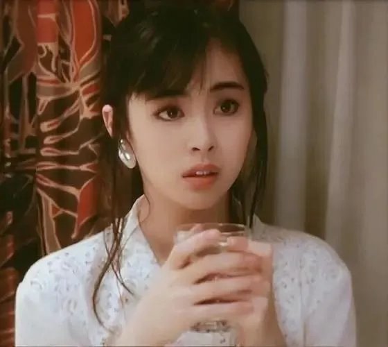 王祖贤近照曝光,被网友质疑整容,与年轻时的照片对比,判若两人,你咋看?