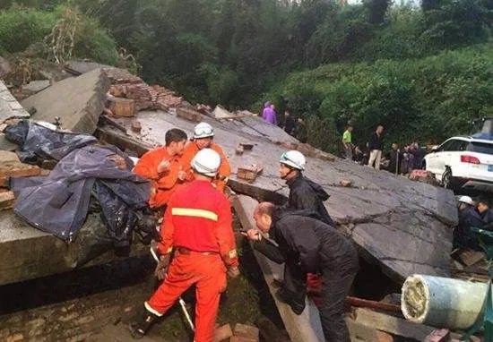 雅安山体垮塌的原因是什么?